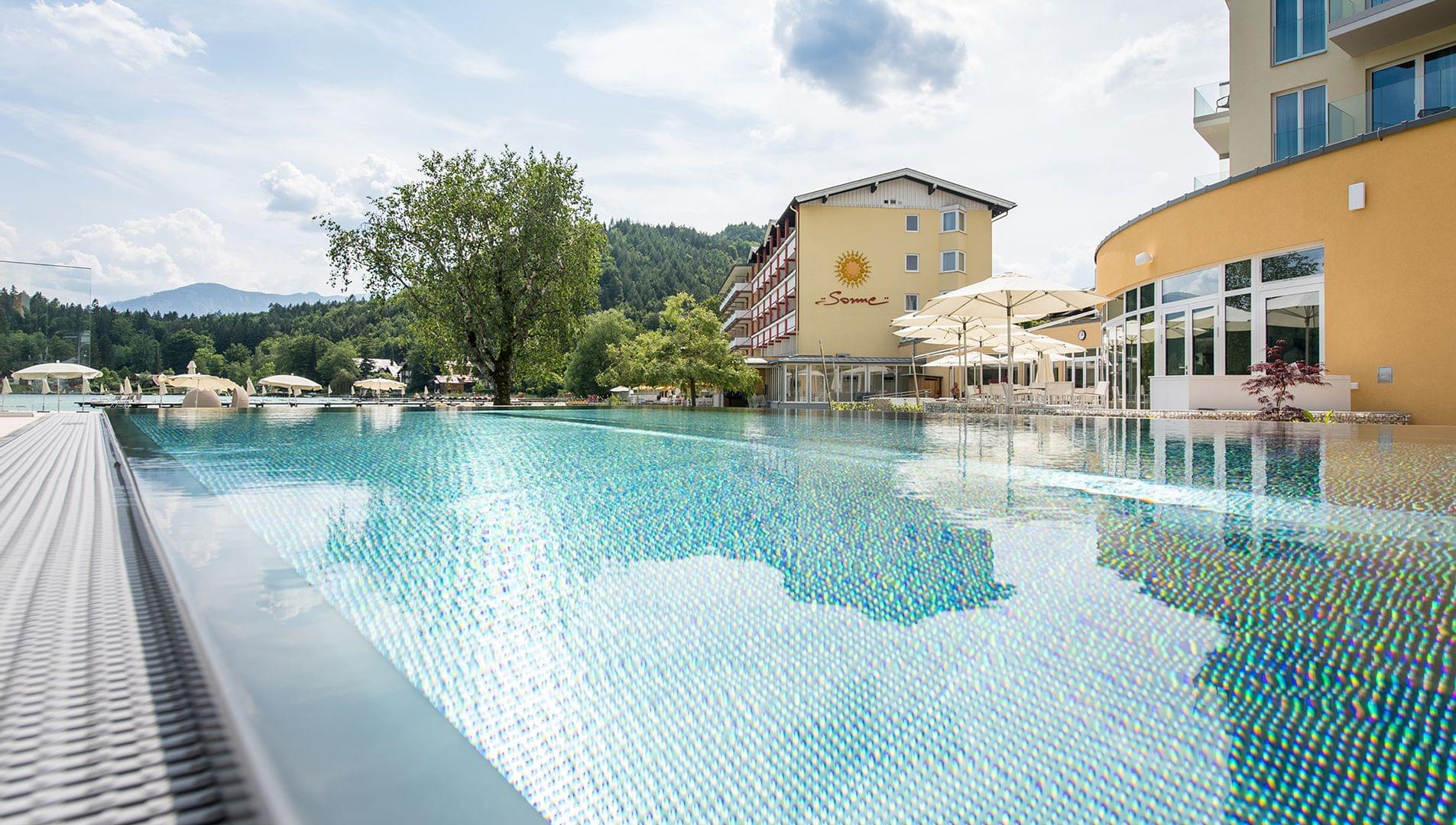 Blick über Außenpool zum Hotelgebäude