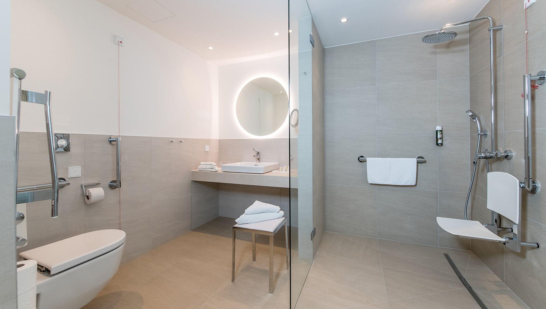 Barrierefreies Badezimmer mit befahrbarer Dusche, Waschtisch und WC