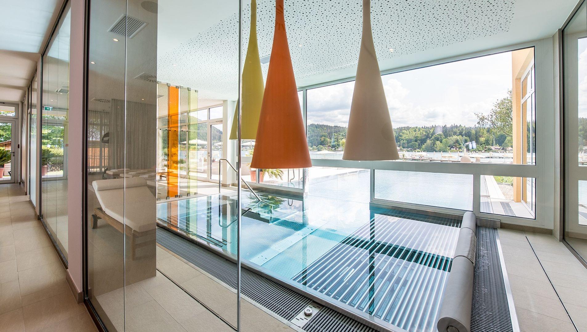 Neuer Innenpool Hotel Sonne Klopeinersee Blick zum Innenpool mit Liegemöglichkeit