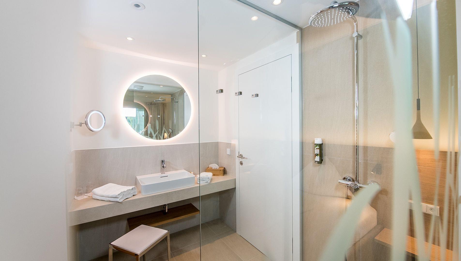 Doppelzimmer Morgentau Badezimmer mit Waschtisch und Dusche