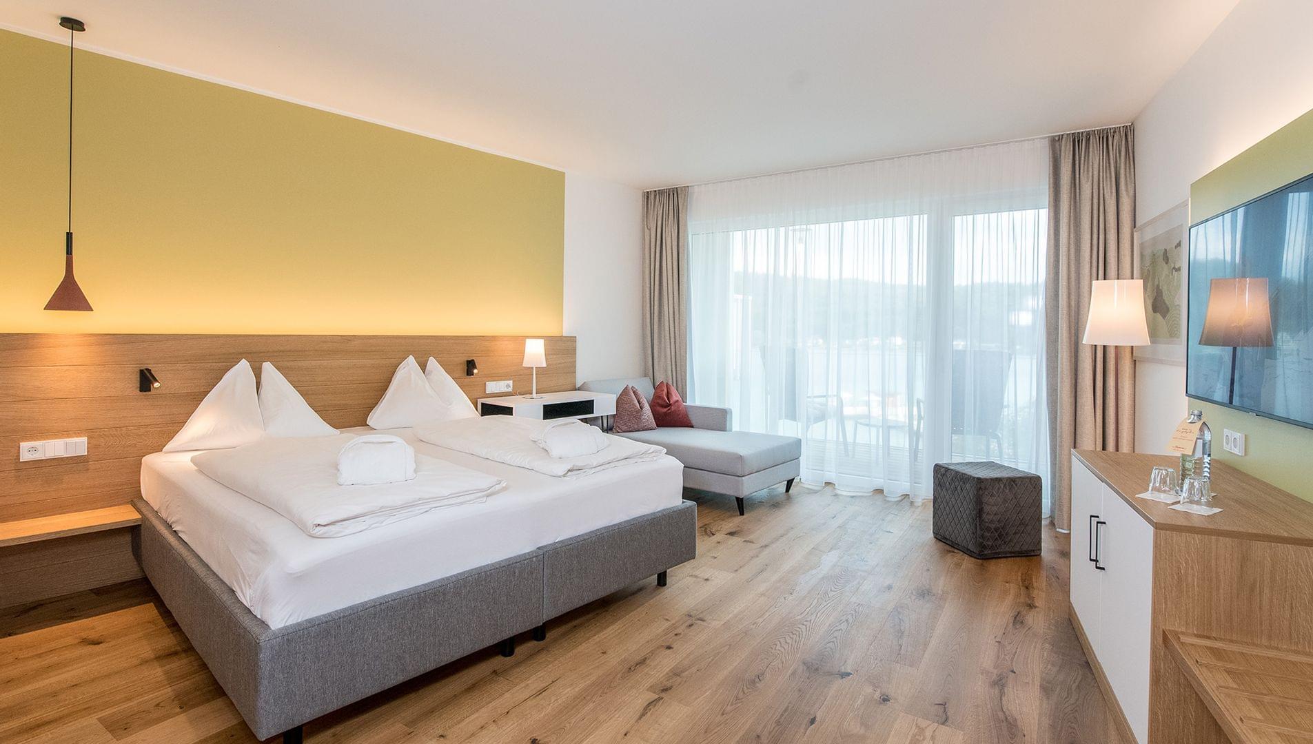 Doppelzimmer Morgentau Sky Doppelbett vor hellgrüner Wand und Holzfußboden